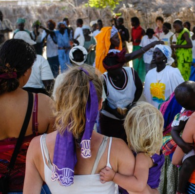 Danses: Madadh with child in her arms